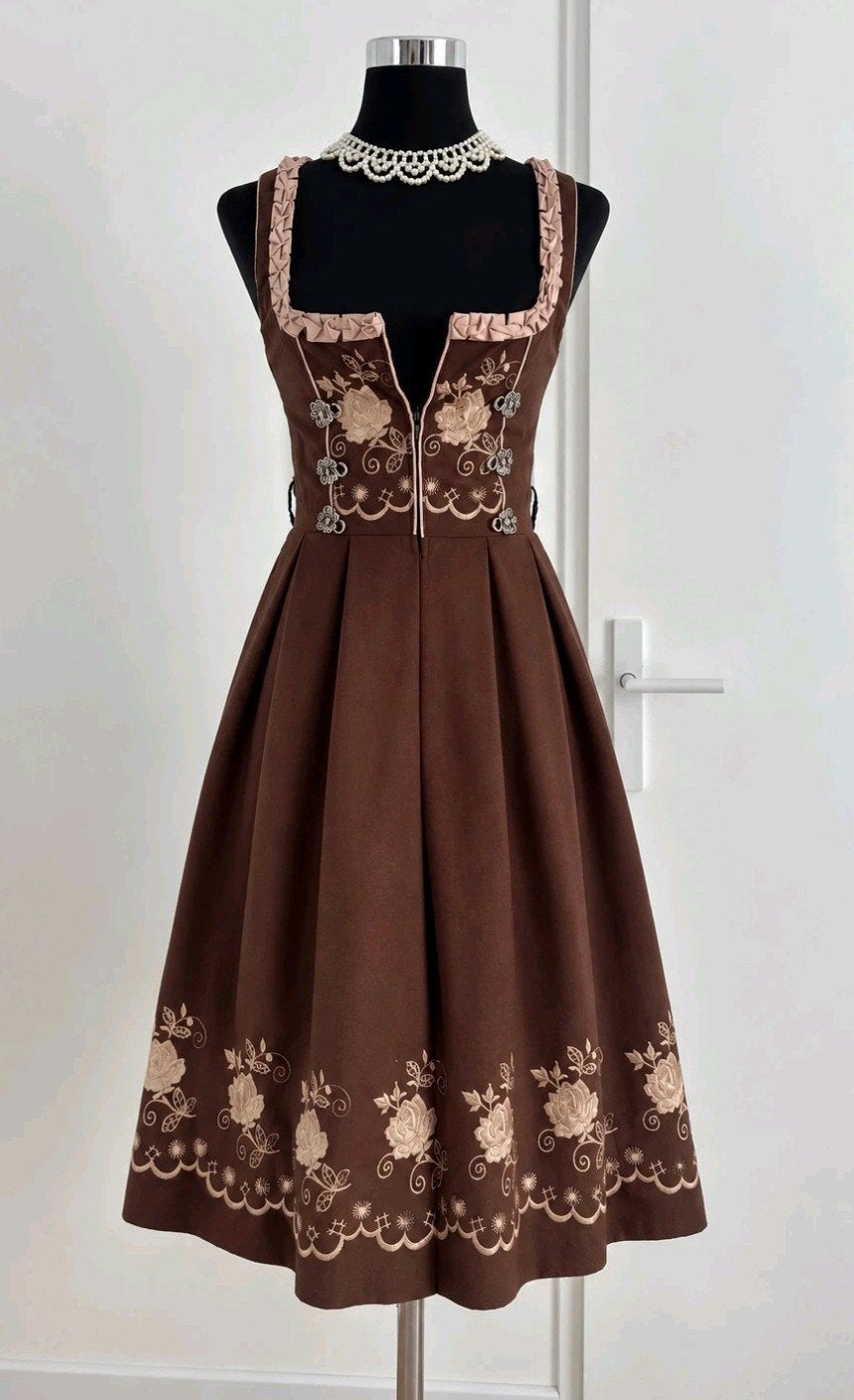 Prachtige bruine dirndl maat XS met bloemenborduursel, Ophalen, Bruin, Zo goed als nieuw, Knielengte