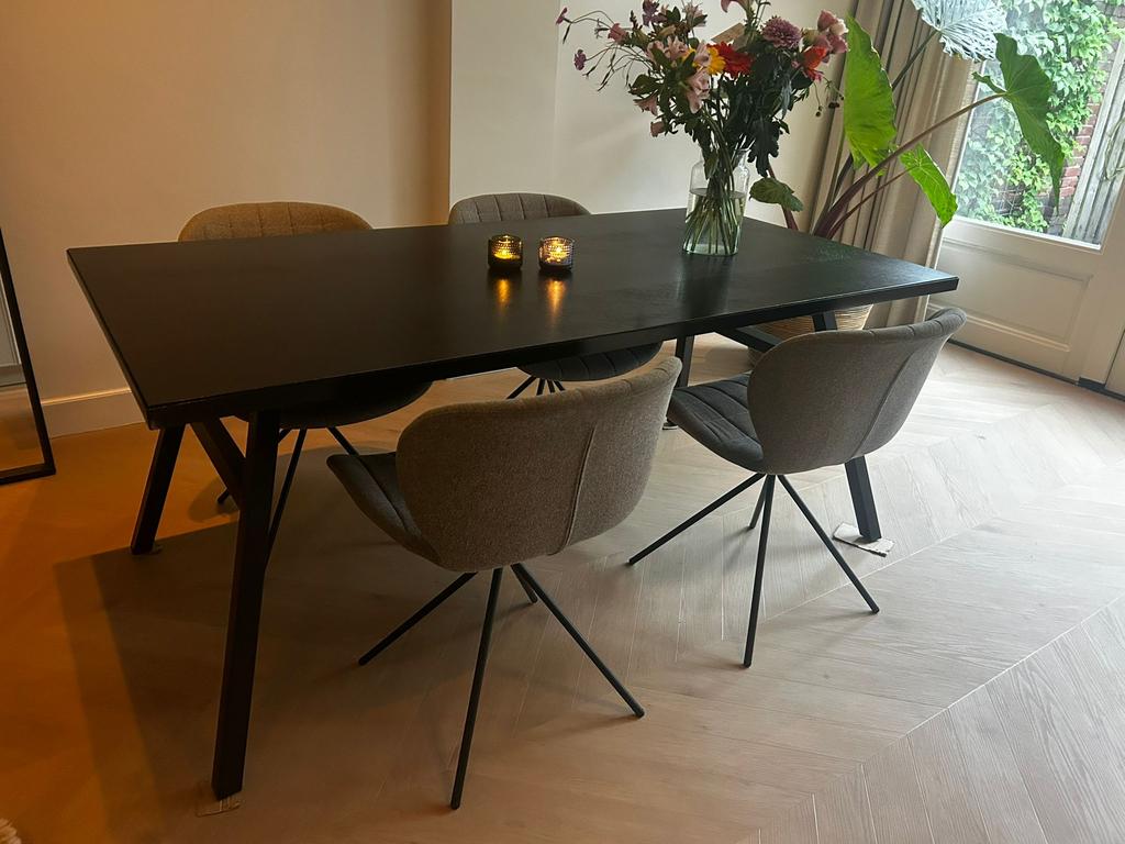 Complete eethoek: Zwarte tafel met A-poot en 4 kuipstoelen, 200 cm of meer, Zo goed als nieuw, Rechthoekig, 50 tot 100 cm