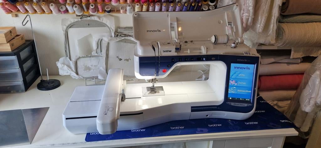 Brother Innov-is V5LE Limited Edition borduur/naaimachine +, Hobby en Vrije tijd, Borduren en Borduurmachines, Ophalen, Zo goed als nieuw