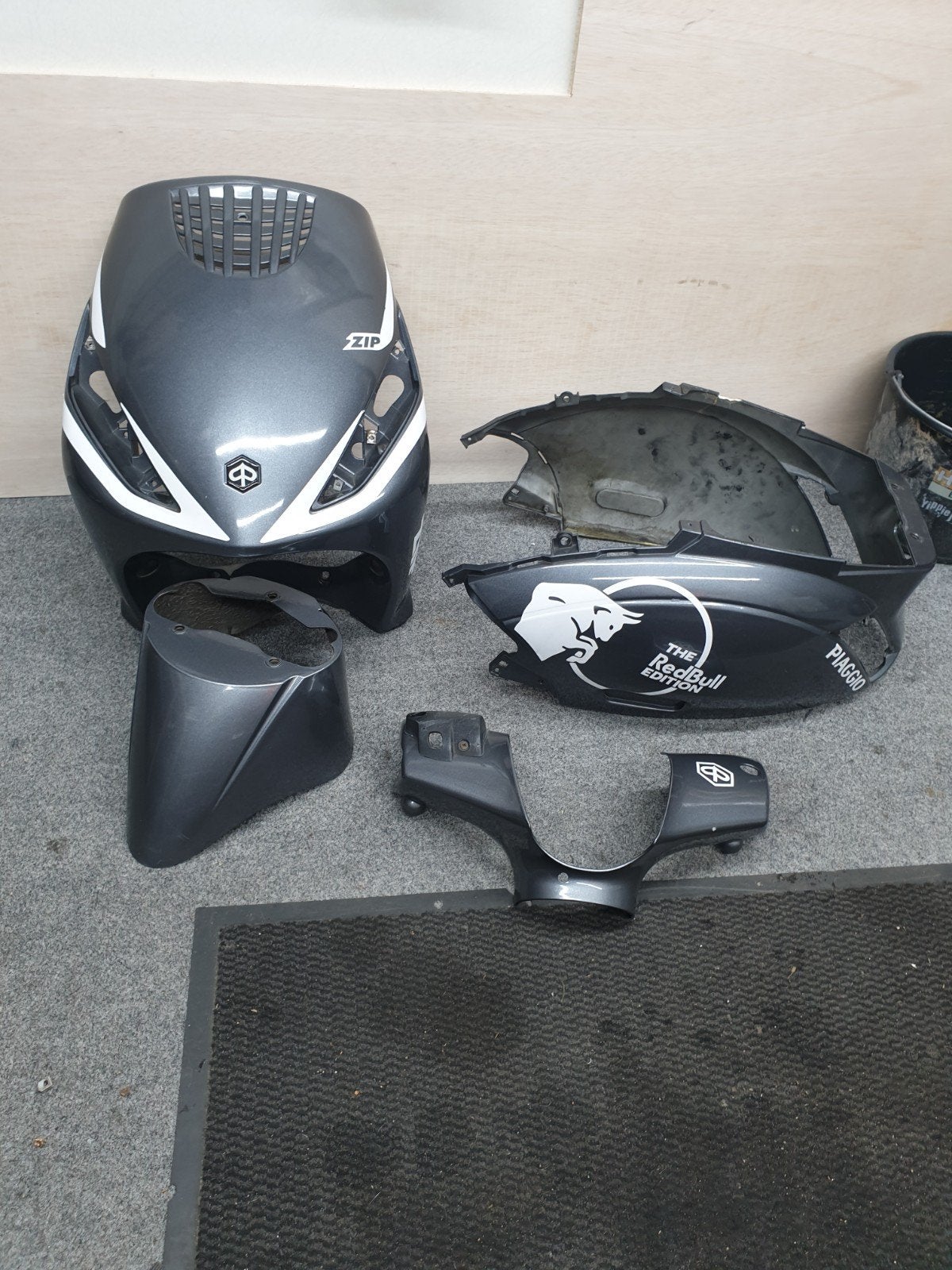 piaggio zip 2000 donkergrijs metallic redbull kappenset!!!, Ophalen, Zo goed als nieuw, Kap, Piaggio
