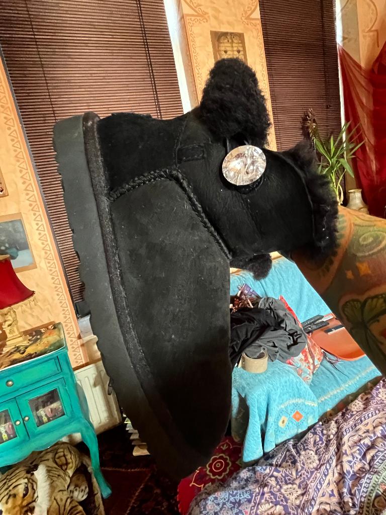 Ugg Bailey Button Bling Short maat 38 nu voor 99,99€, Kleding | Dames, Schoenen, Zo goed als nieuw, Lage of Enkellaarzen, Zwart