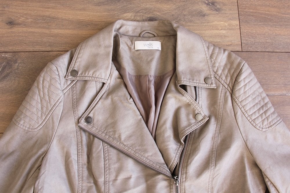 Super Leuke Wallis Petite Jas (Maat 18/46) € 25,-, Overige kleuren, Maat 46/48 (XL) of groter, Ophalen of Verzenden, Zo goed als nieuw