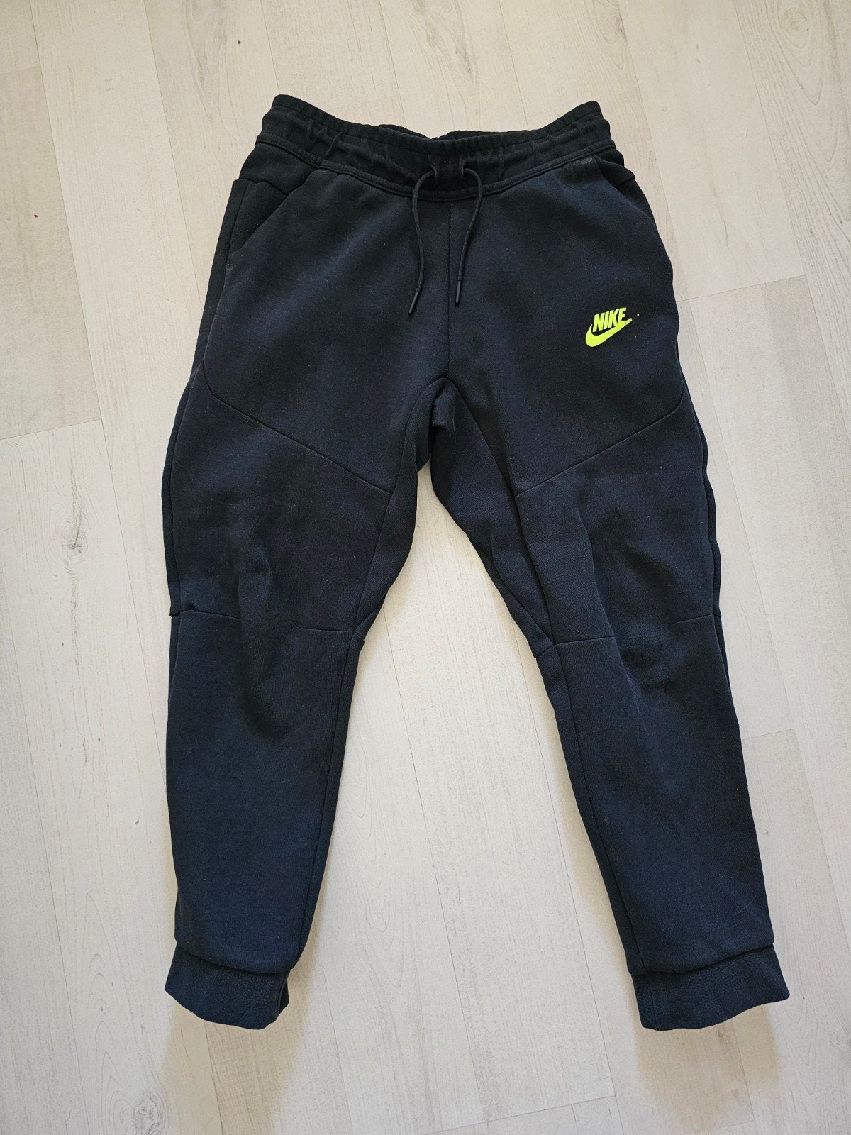 NIKE tech joggingbroek zwart maat M 137-147 cm, Kinderen en Baby's, Broek, Gebruikt, Ophalen of Verzenden, Nike