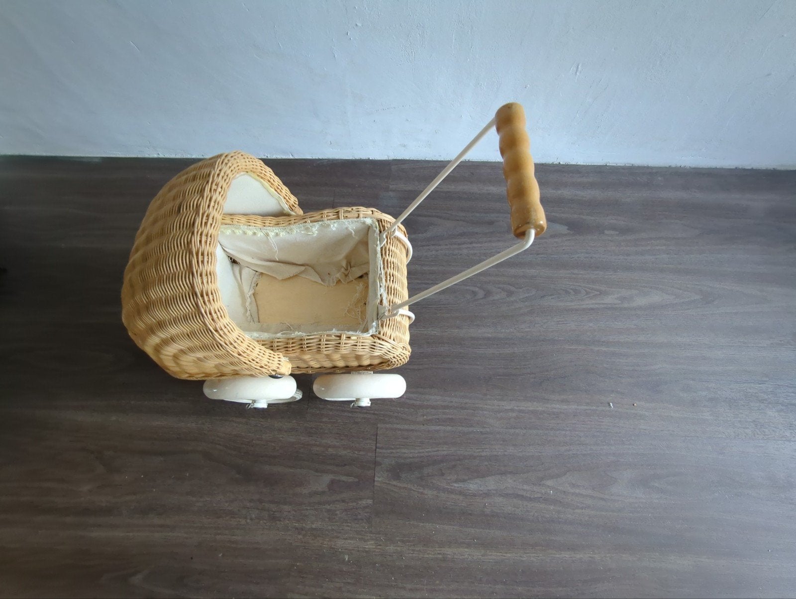 Vintage rieten poppenwagen - opknapper, Ophalen of Verzenden, Gebruikt, Jongen of Meisje