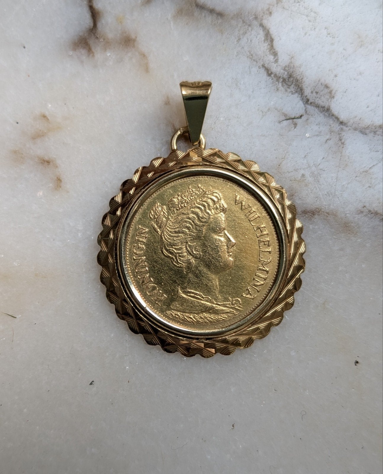 Gouden vijfje. Gouden hanger met Wilhelmina 5 Gulden 1912, Ophalen, Goud
