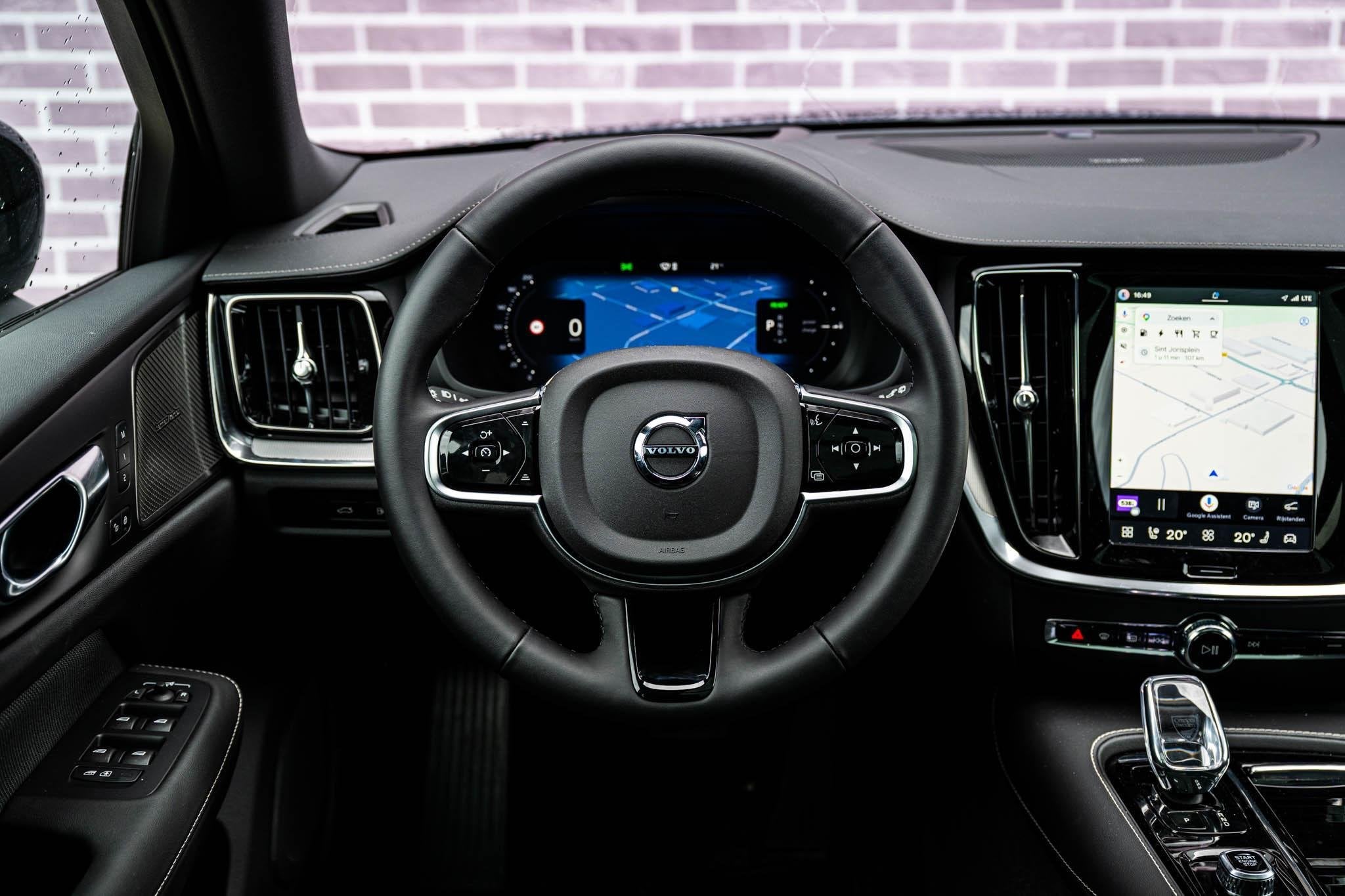 Volvo V60 2.0 T6 Plug-in hybrid AWD Ultra Dark | Heico sport, Auto's, Volvo, Automaat, 12 maanden, Stof, Gebruikt