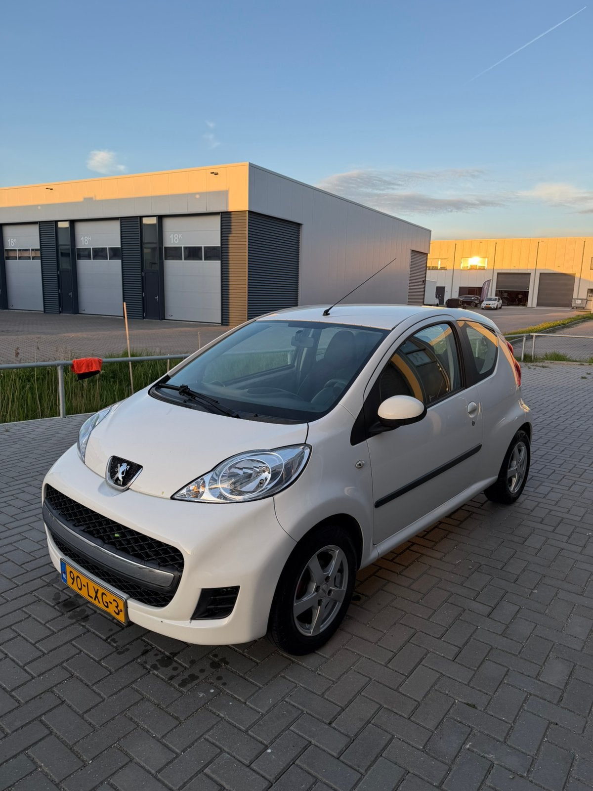 Peugeot 107 1.0 12V 3-deurs 2010 | Airco | Lichtmetalen Velg, Voorwielaandrijving, Stof, Zwart, 4 stoelen