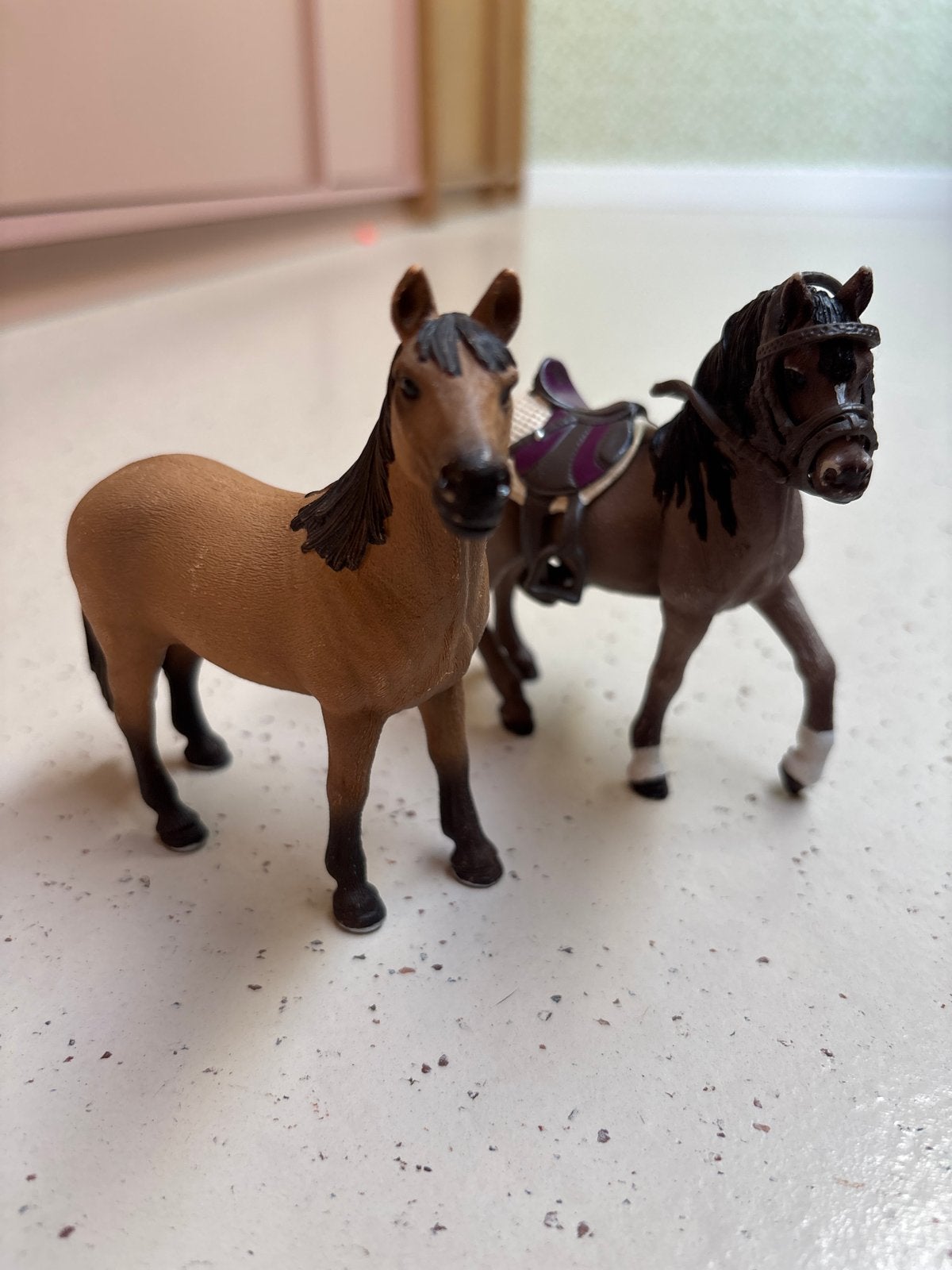 Schleich paarden set - 2 paarden, waarvan 1 met zadel, Ophalen of Verzenden, Gebruikt