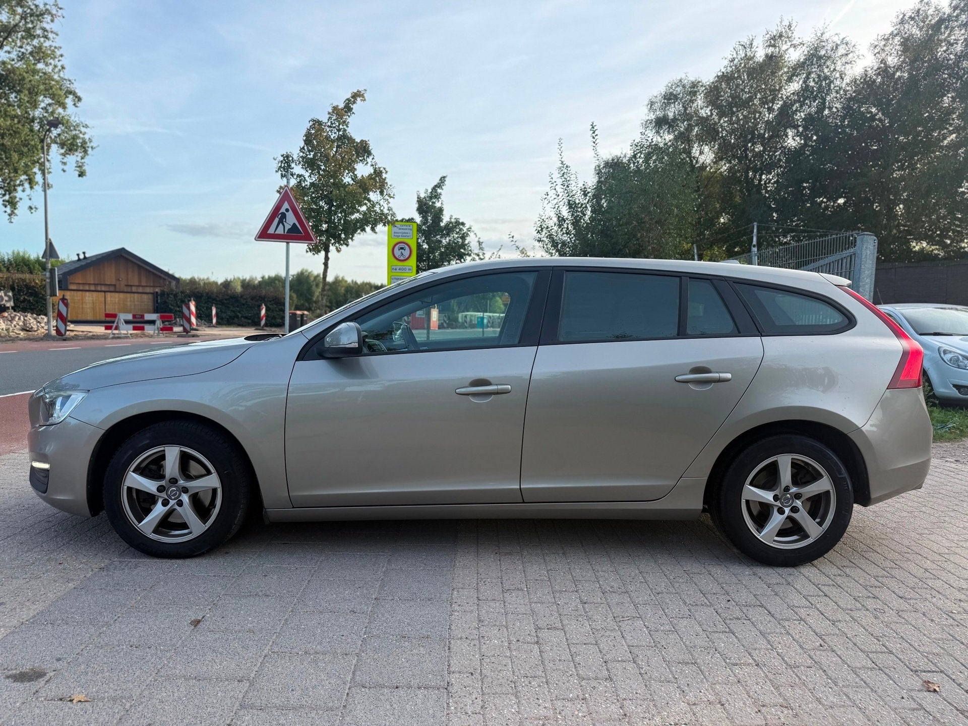 Volvo V60 2.0 D4 Kinetic AIRCO CRUISE NAVI PDC TREKHAAK, Auto's, Voorwielaandrijving, Dealer onderhouden, Euro 6, 4 cilinders