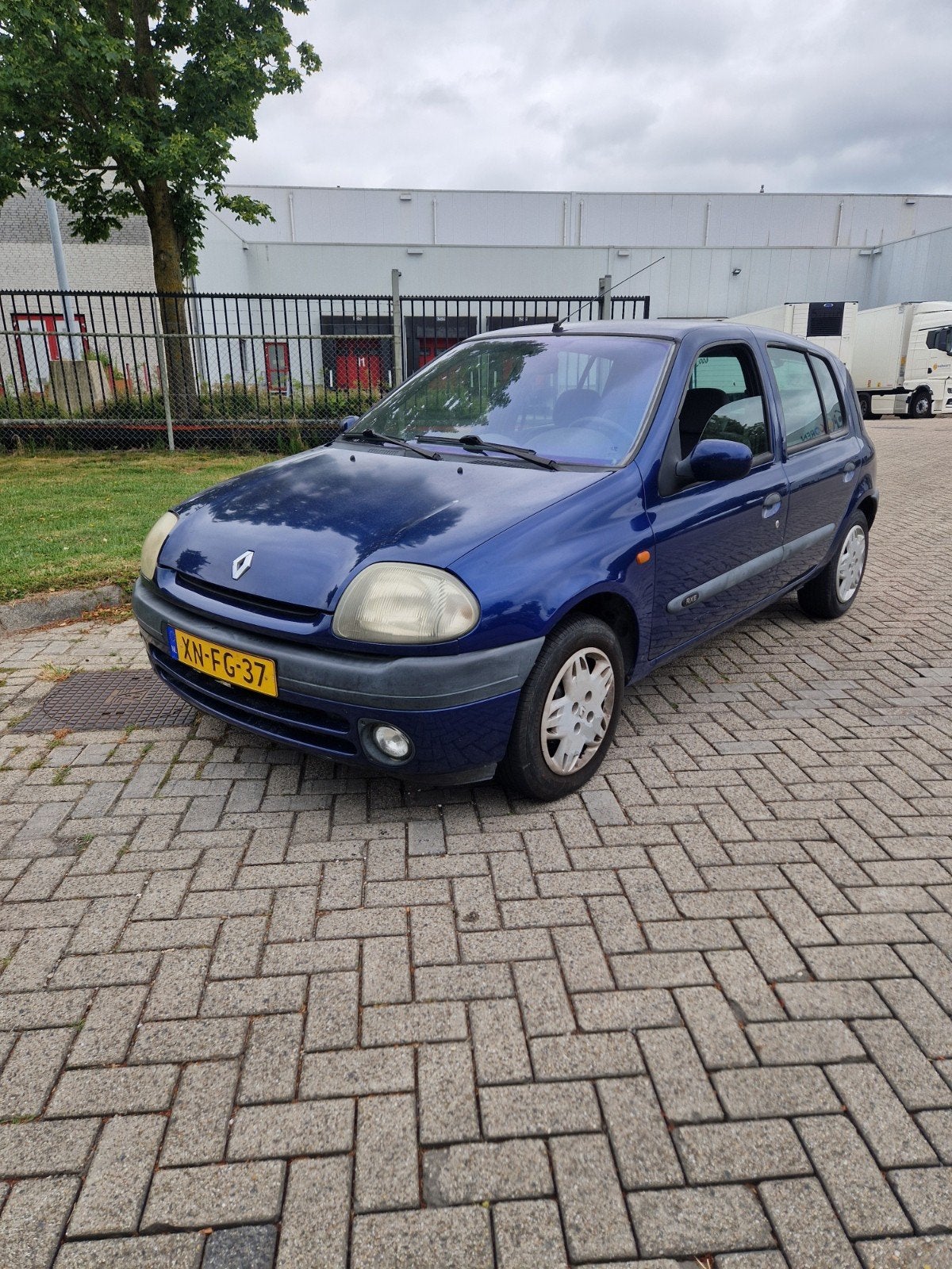 Renault Clio 1.6 RN AUT 1999 Blauw Automaat APK 6-3-27, Auto's, Renault, 535 kg, 40 €/maand, 4 cilinders, Blauw