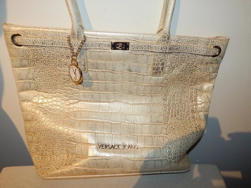 Versace jeans ruime shopper goud kleurig merk hanger, Sieraden, Tassen en Uiterlijk, Tassen | Damestassen, Verzenden, Zo goed als nieuw