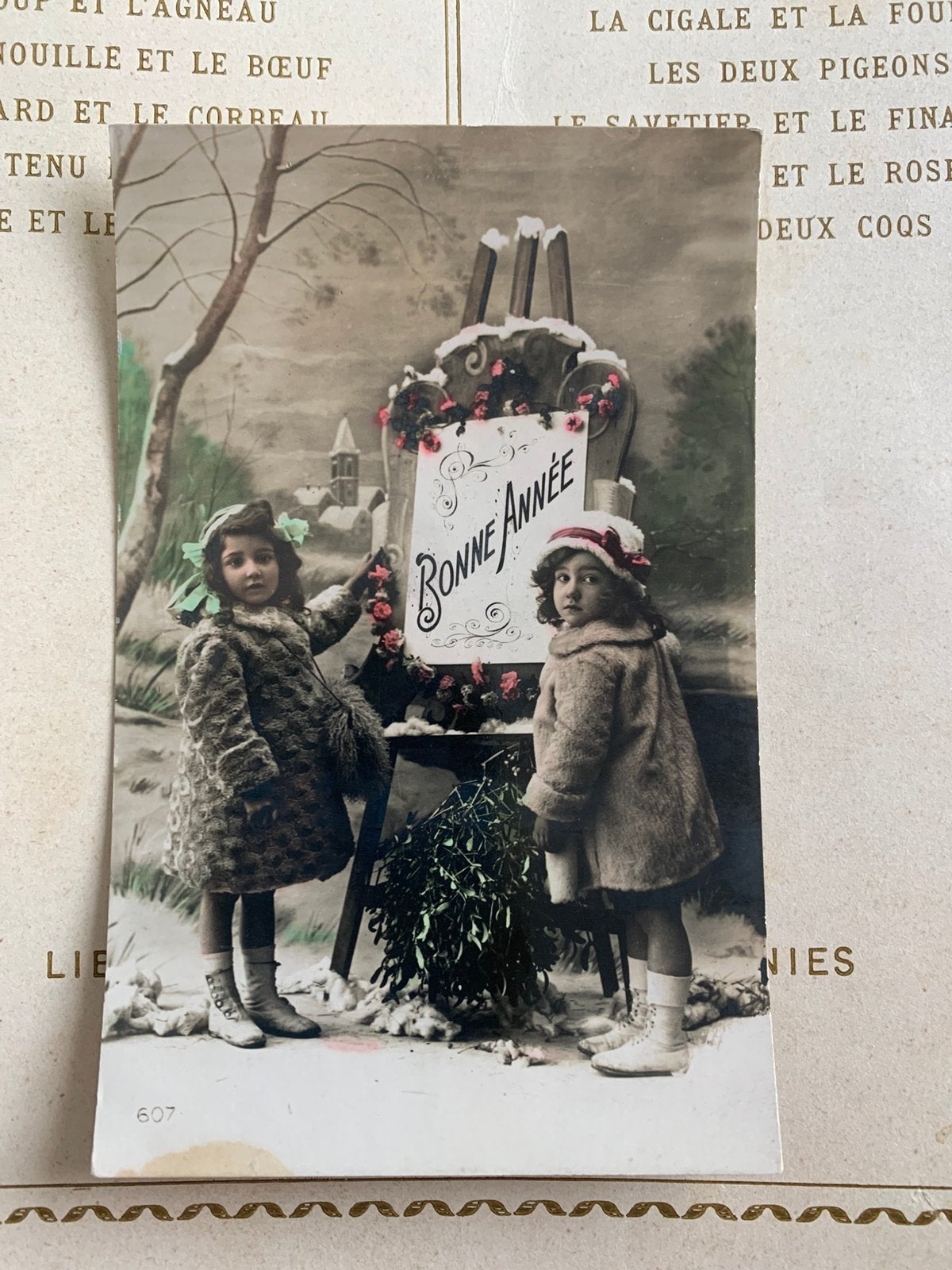 31-12-1919 Bonne Année - twee meisjes in bontjas, Ophalen of Verzenden, Voor 1920, Gelopen, Feest(dag)