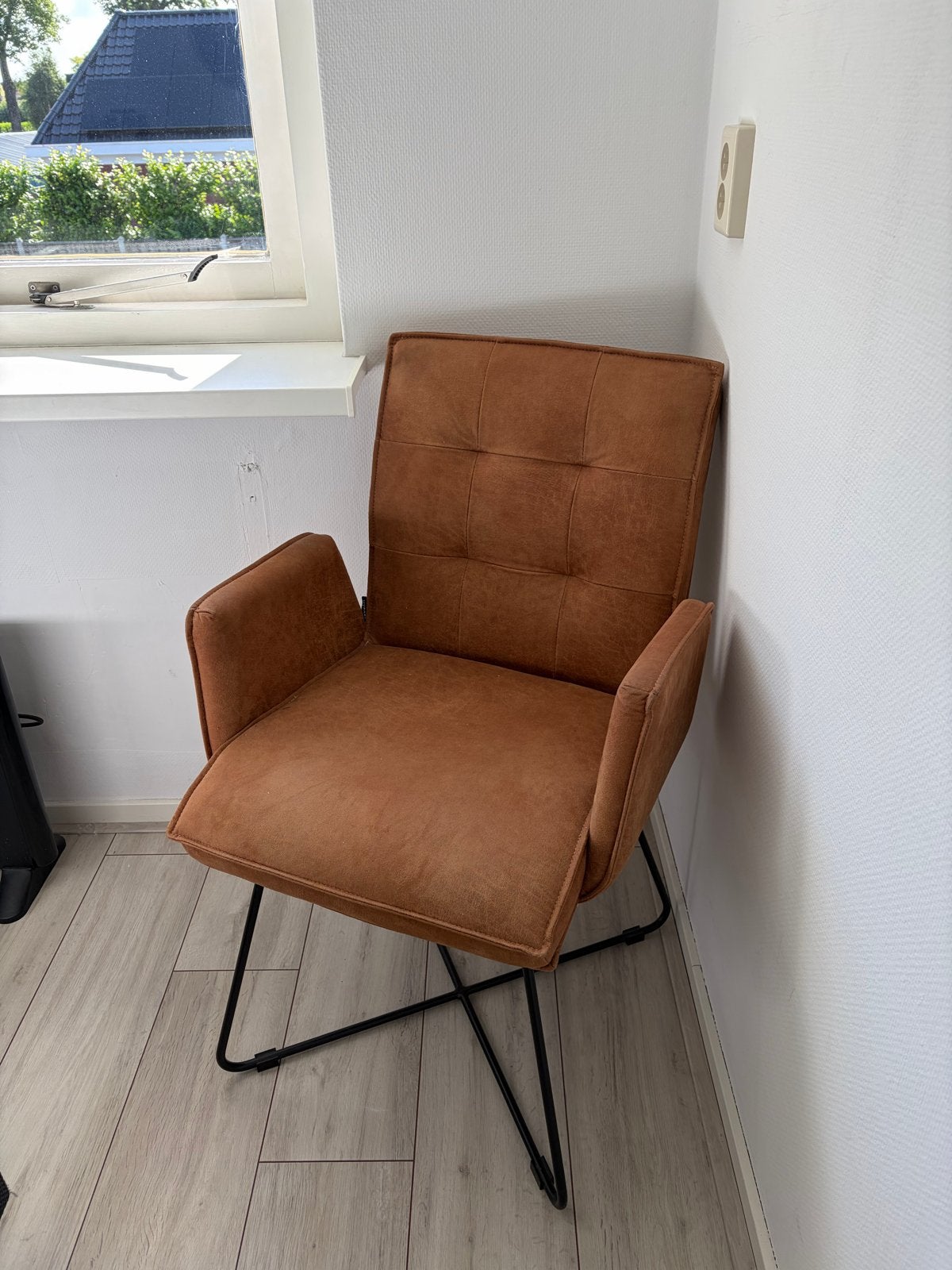 fauteuil in cognac kleur met metalen onderstel, Huis en Inrichting, Fauteuils, Ophalen, 75 tot 100 cm, Zo goed als nieuw, Stof