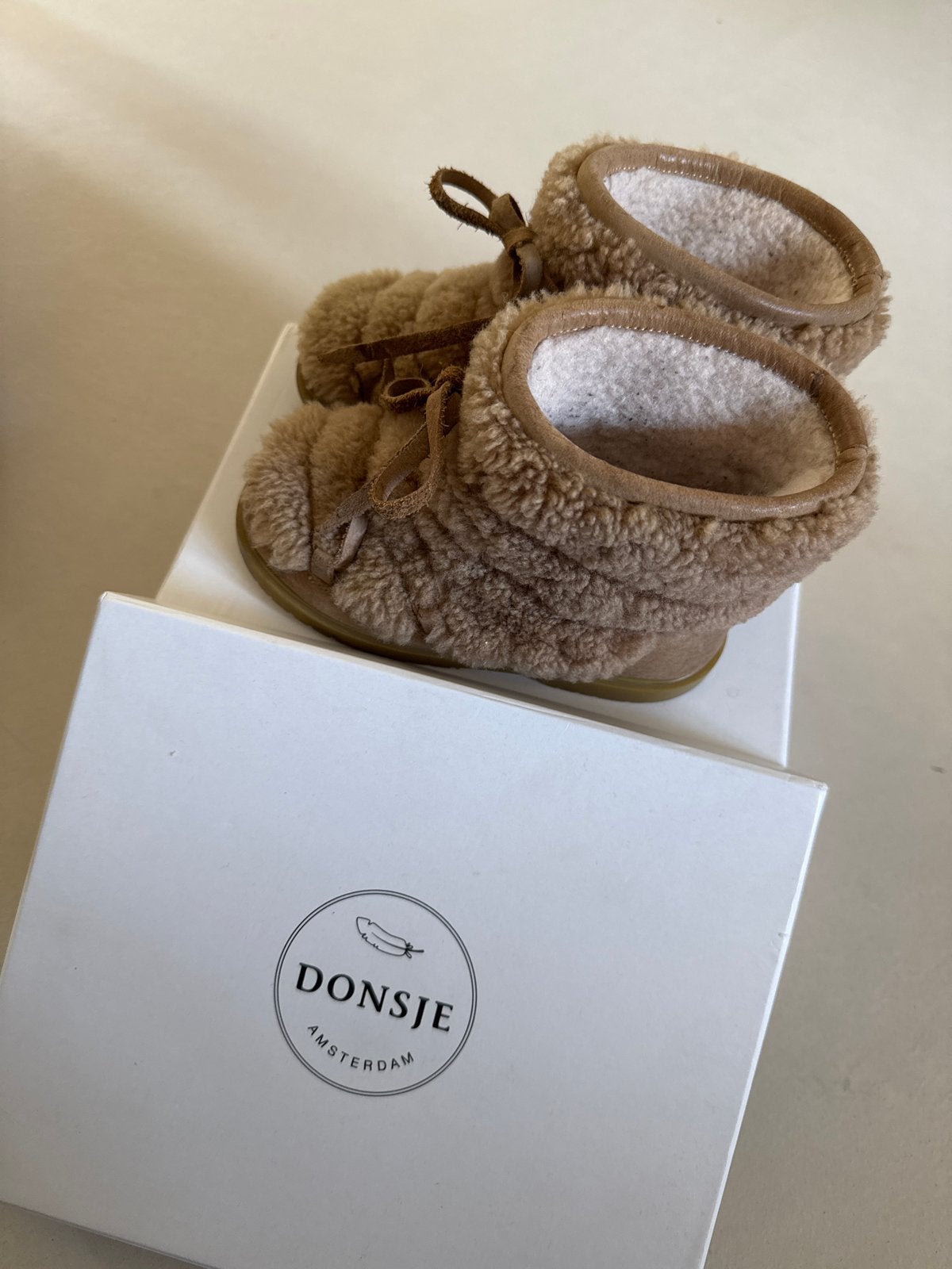 Donsje Inuka Lining beige krullend schapenwol laarzen maat 2, Gebruikt, Meisje, Ophalen of Verzenden, Laarzen