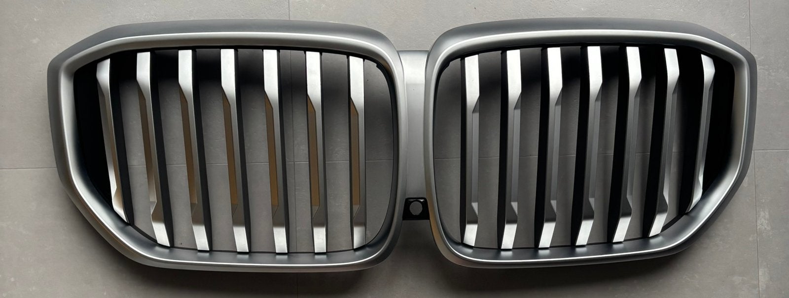 Originele BMW X5 xDrive50e m-sport nierengrille (2025), Auto-onderdelen, Ophalen, Voor, Nieuw, Bumper