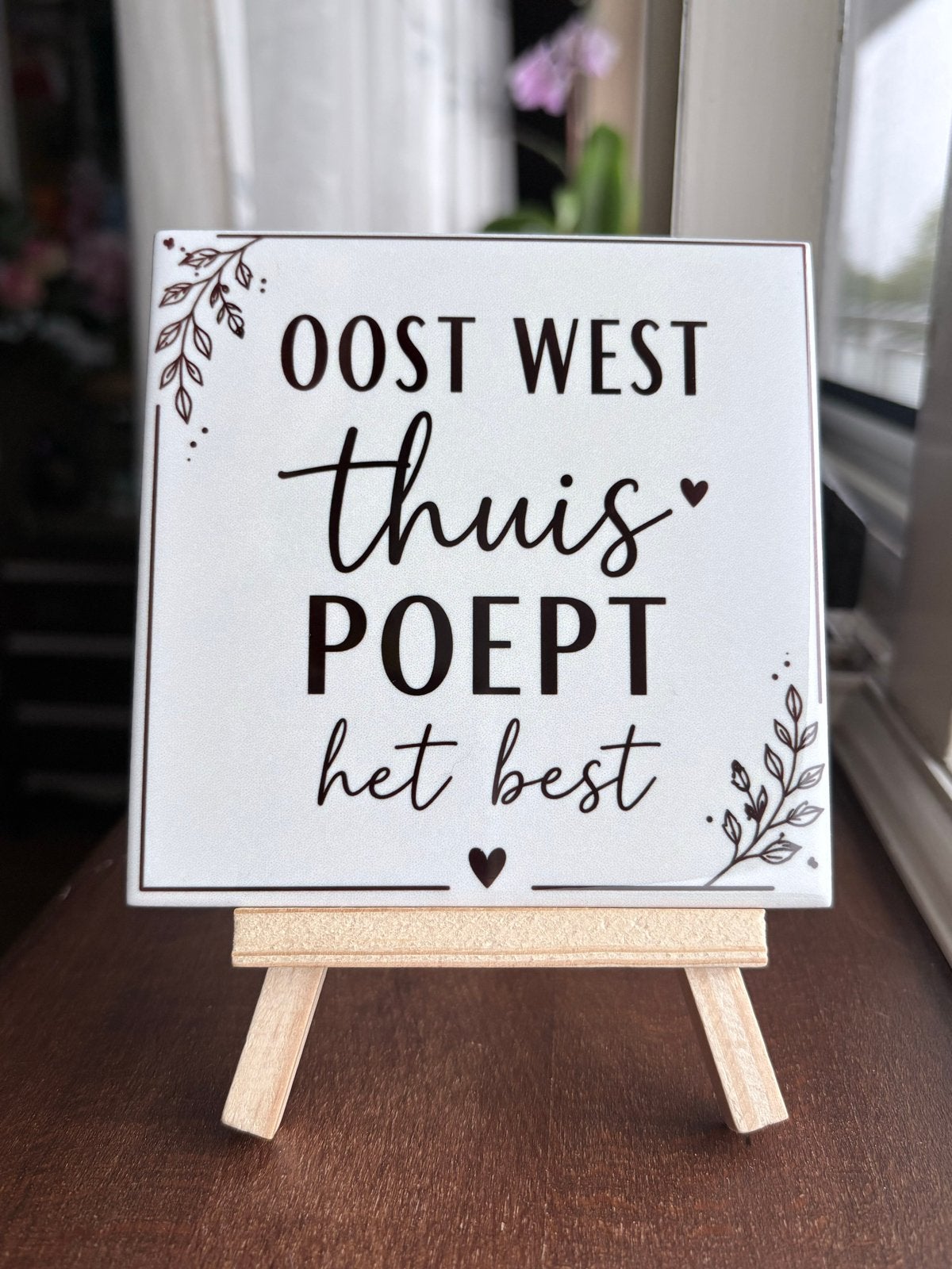 Tegeltje met spreuk 'Oost West Thuis Poept Het Best', Huis en Inrichting, Inclusief standaard, Verzenden, Nieuw, 11 cm