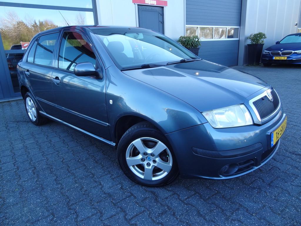 Skoda Fabia 1.4-16V Elegance | NL-AUTO | LMV | AIRCO | CRUIS, Voorwielaandrijving, 4 cilinders, Origineel Nederlands, Bedrijf