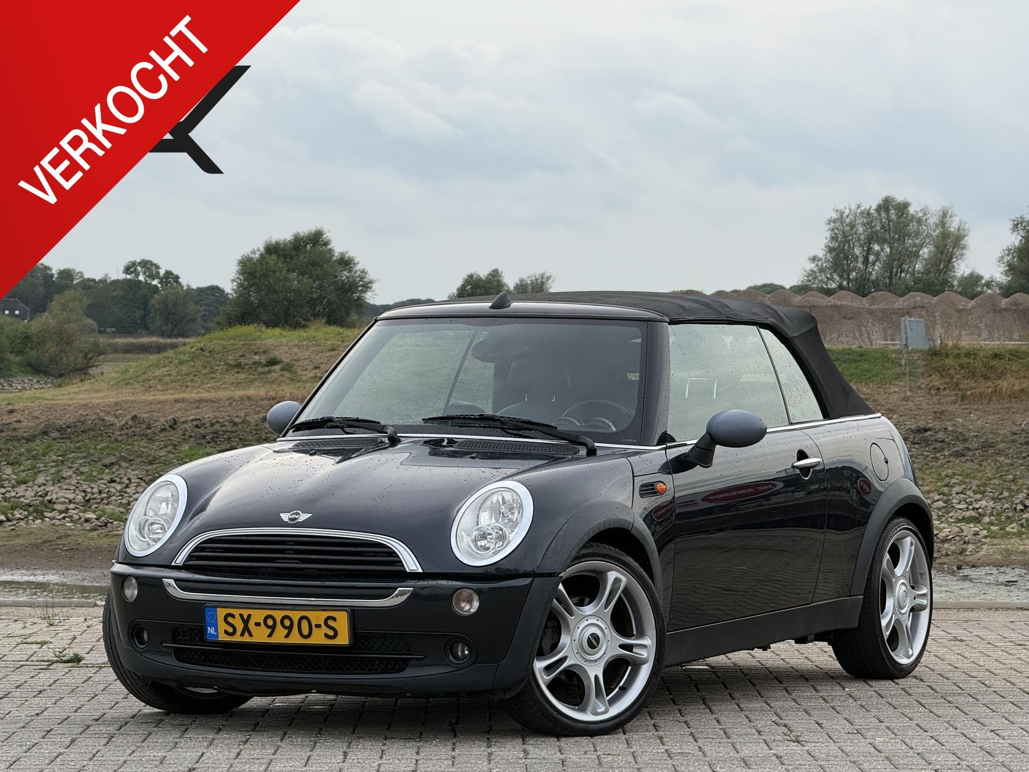 MINI Cabrio 1.6 One Sidewalk | Navi | Nieuwe APK, Auto's, Mini, 4 cilinders, Cabriolet, 4 stoelen, Zwart