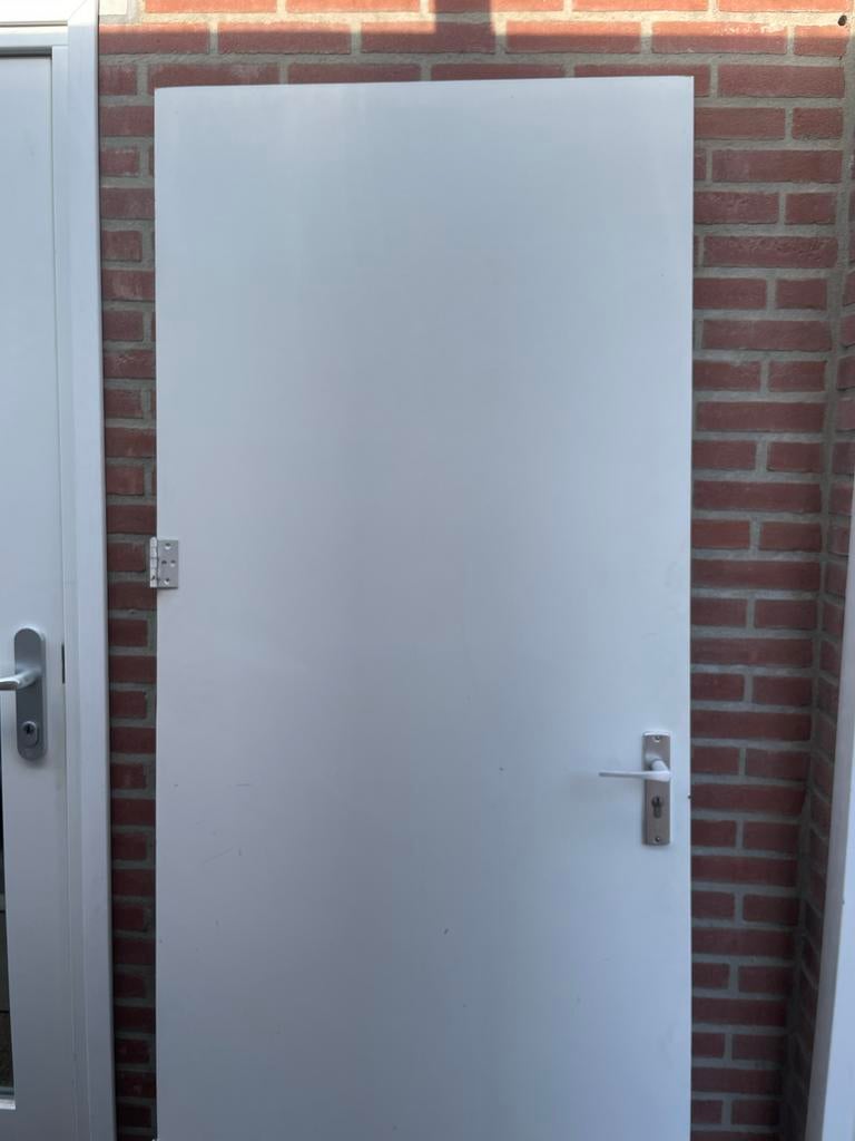 GRATIS - Witte, stompe deur met klink en 2 scharnieren, Ophalen, Gebruikt, 80 tot 100 cm, Binnendeur