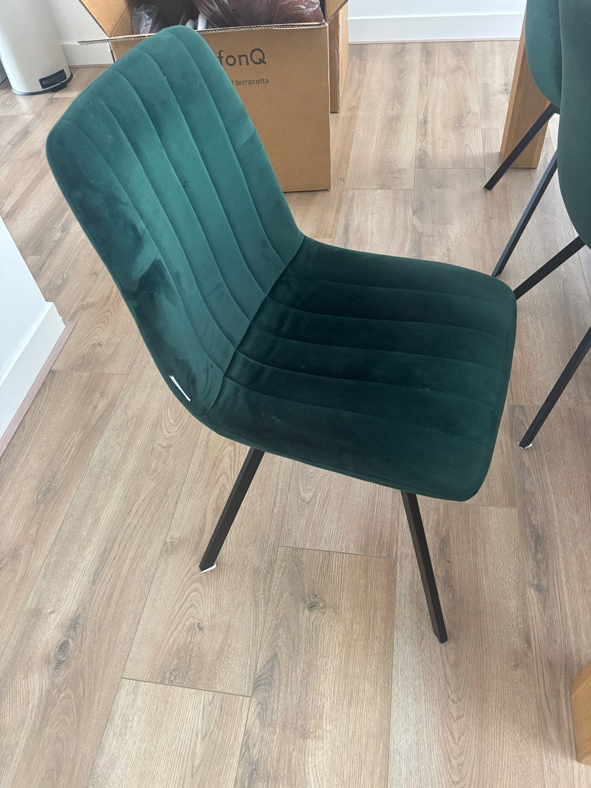 Foto 3 van Set van 6 groene fluwelen eetkamerstoelen