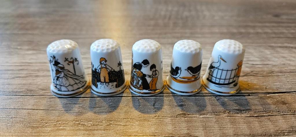 GERSERVEERD vingerhoedjes met kinderliedjes, Ophalen of Verzenden, Zo goed als nieuw, Porselein, Nederland
