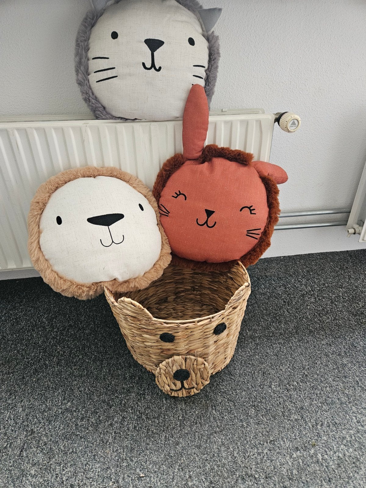 Leuke dierenkussens en rieten mandje, Meerkleurig, Met print, Rond, Ophalen of Verzenden