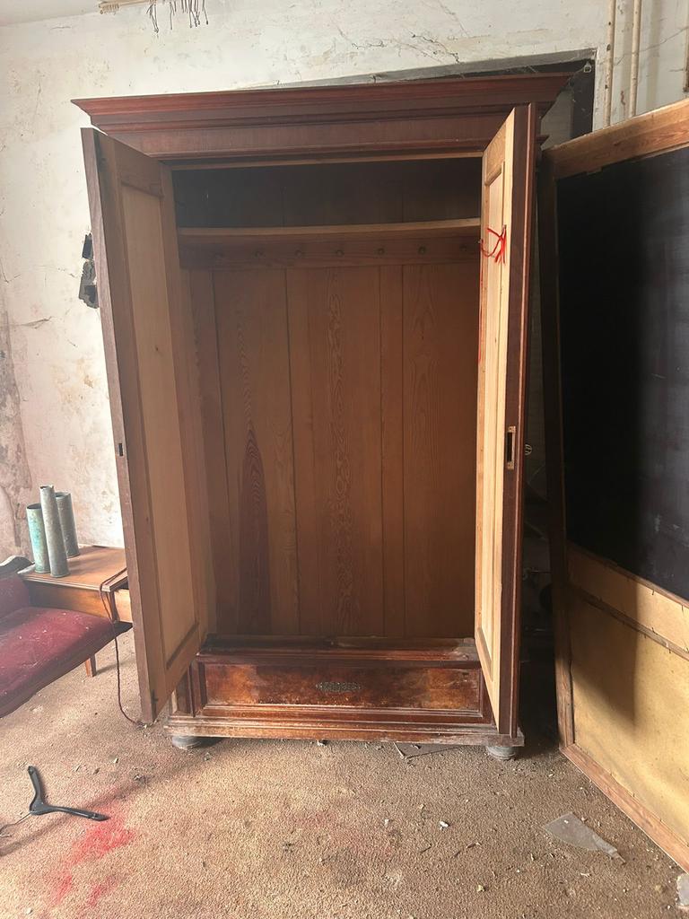 Antieke houten kledingkast met lade, Ophalen