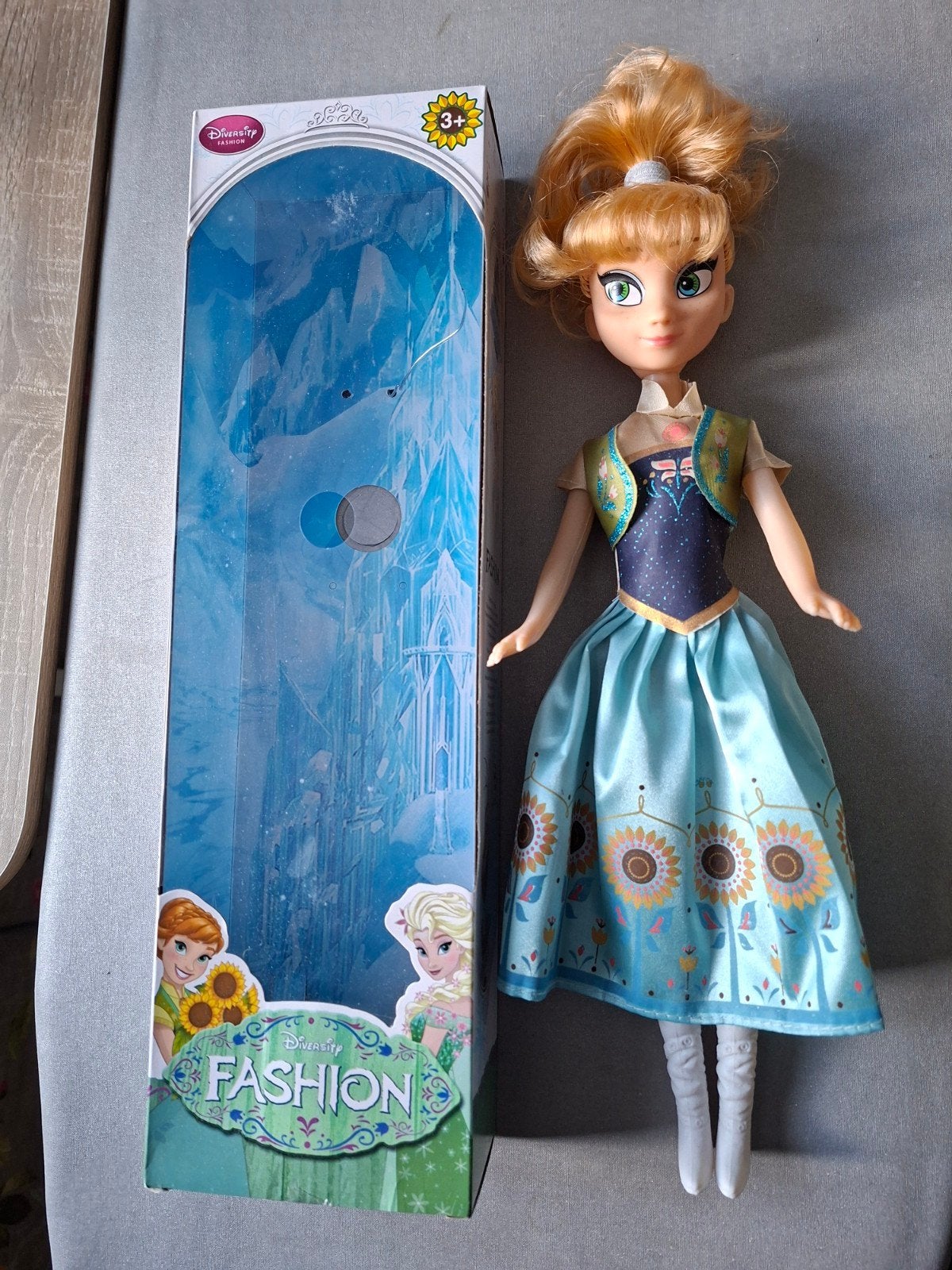 Disney Fashion pop - Anna Frozen - Zo goed als nieuw, Ophalen of Verzenden