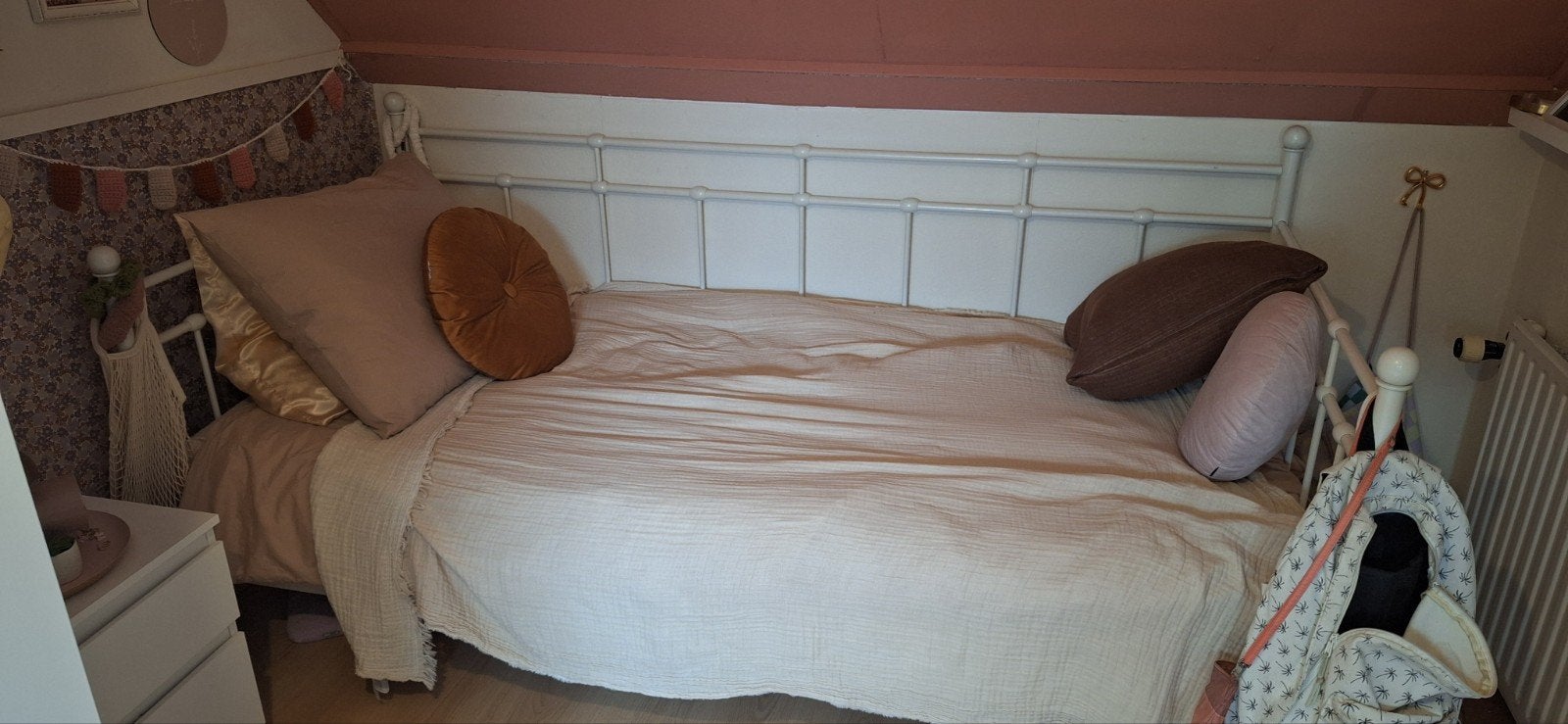 Mooi metalen IKEA bedbank (excl. matras), Ophalen, 90 cm, Eenpersoons, Crème