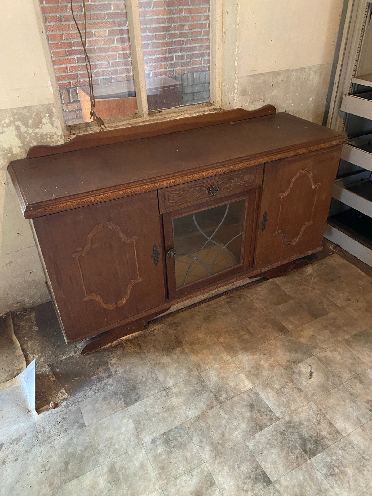 Antiek dressoir met glas-in-lood en houtsnijwerk, Ophalen