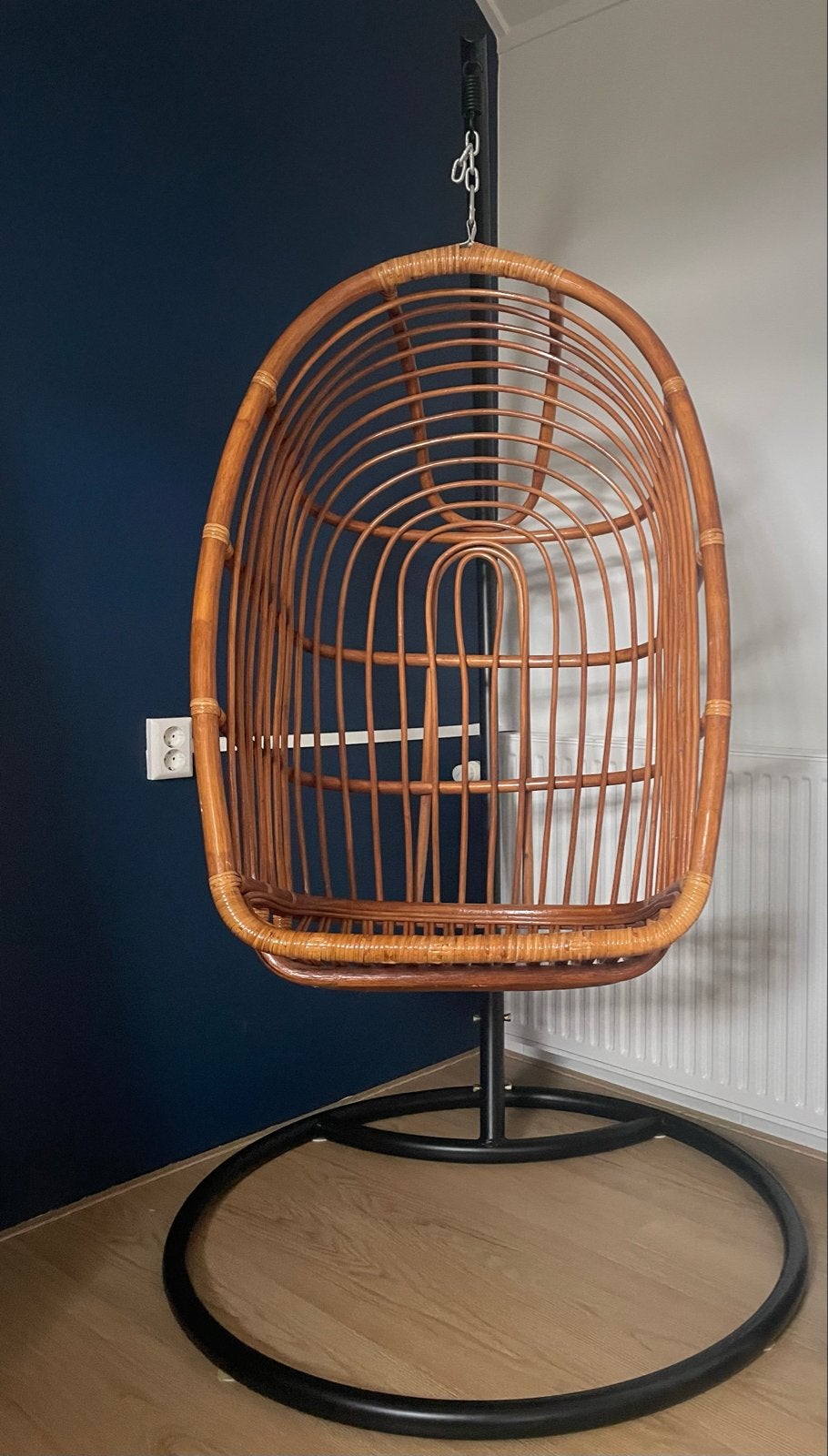 Moodadventures Rotan Hangstoel met Zwart Stalen Frame, Ophalen, Zwart, Riet of Rotan, Zo goed als nieuw