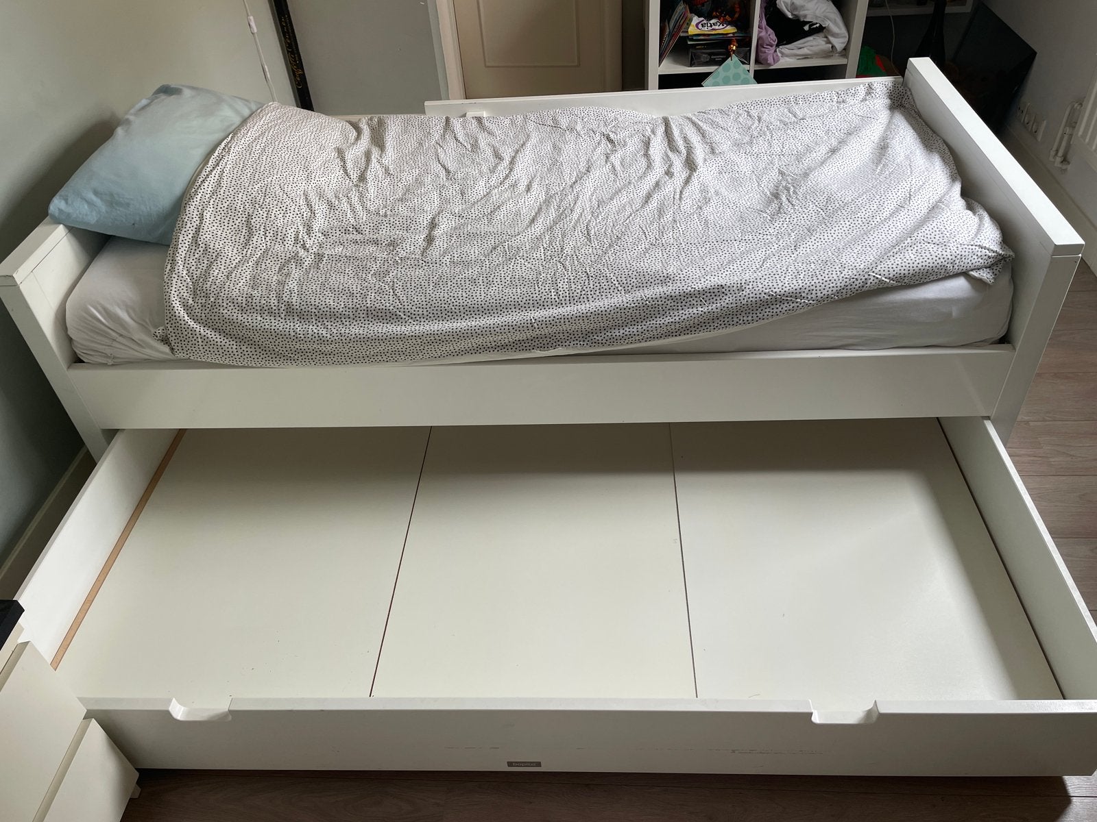 Bed met logeerlade Bopita, Huis en Inrichting, Slaapkamer | Bedden, Ophalen, 90 cm, Eenpersoons, Zo goed als nieuw