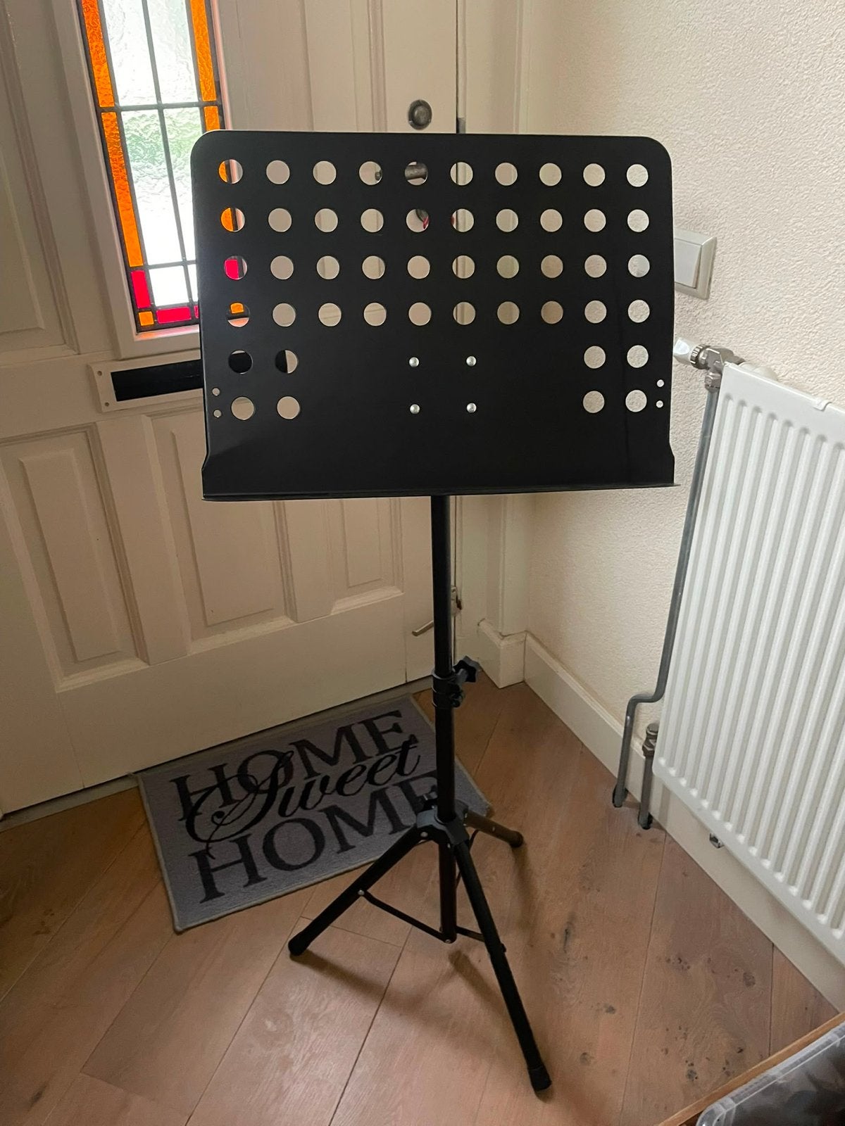 Zwarte muziekstandaard met geperforeerd blad, Muziek en Instrumenten, Standaards, Ophalen, Zo goed als nieuw, Muziekstandaard
