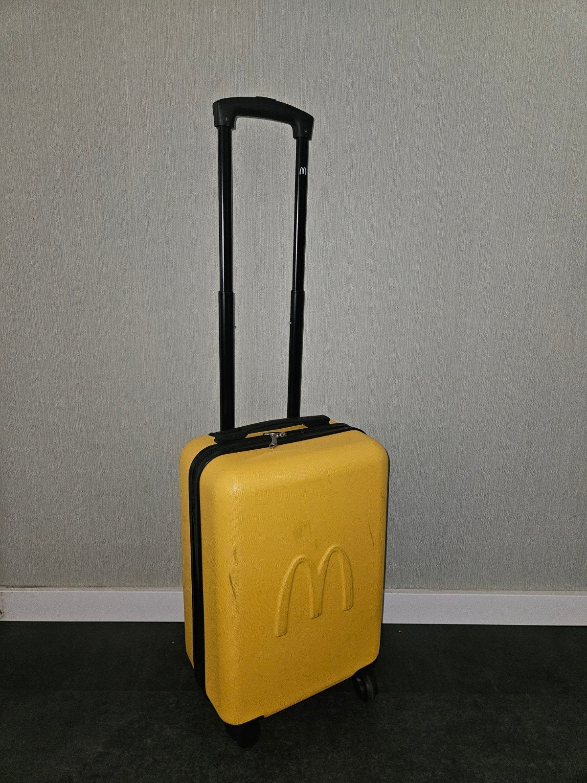 McDonald's Limited Edition Trolley Handbagage Koffer, Uitschuifbare handgreep, Zo goed als nieuw, 35 tot 55 cm, Geel
