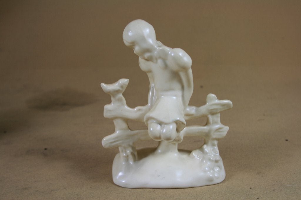 Gouda plateel beeldje meisje op hek, Antiek en Kunst, Ophalen of Verzenden