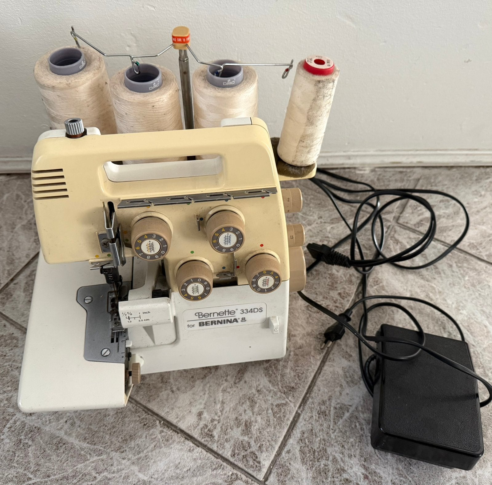 Bernina 334DS Overlockmachine, Ophalen, Zo goed als nieuw, Lockmachine, Bernina