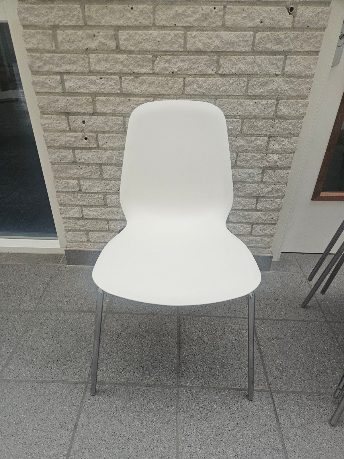 Witte stoel met metalen poten 9 stuks, Huis en Inrichting, Ophalen, Gebruikt, Wit, Modern, minimalistisch