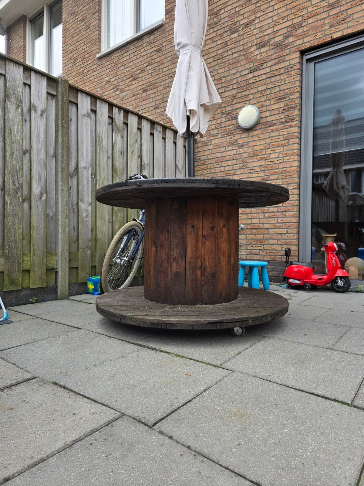 Tuintafel met parasol houder, Ophalen, Gebruikt, Rond, Hout
