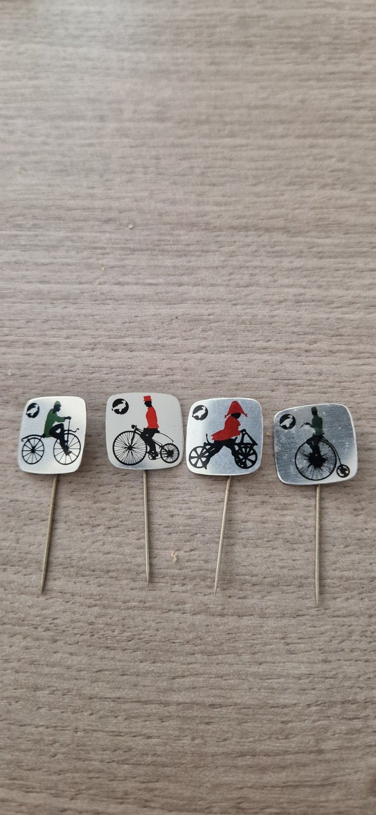 Set van 4 vintage blikken fietspeldjes Sperwer (jaren 50/60), Verzenden, Gebruikt, Transport, Speldje of Pin