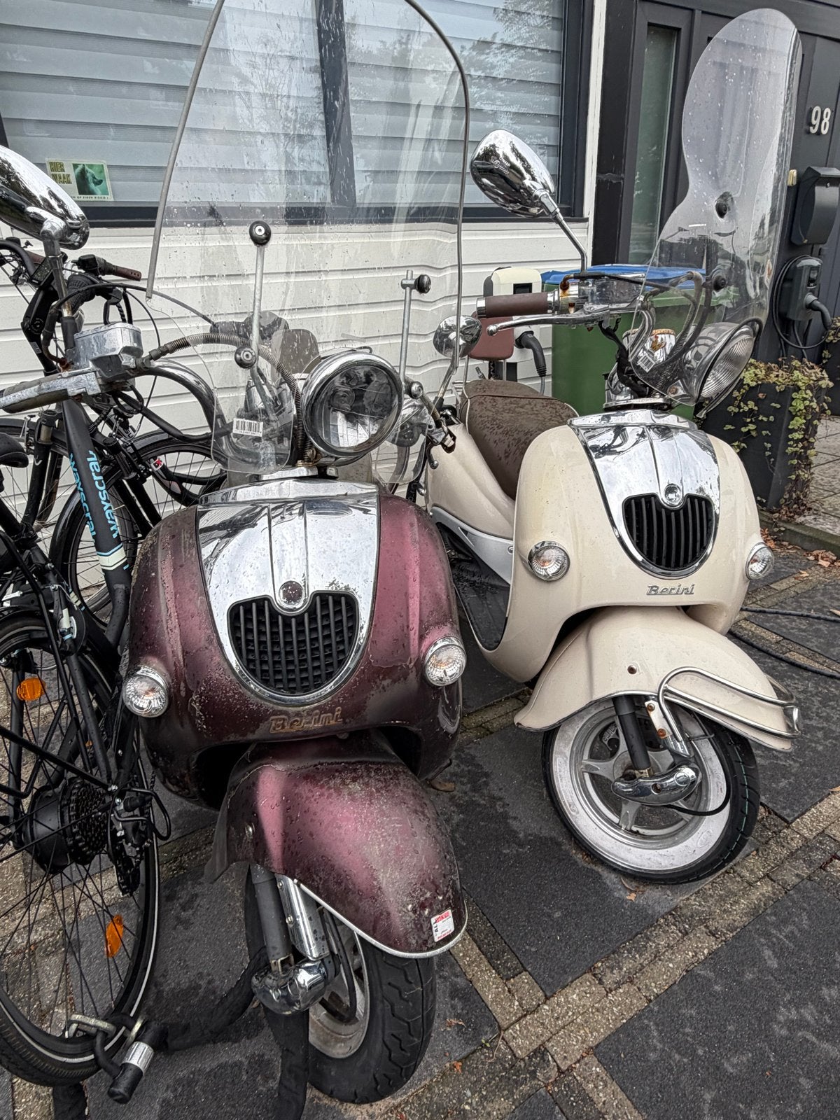 Twee Berini scooters: wit (2022) en rood (2012), Ophalen, Zo goed als nieuw, Benzine, Maximaal 25 km/u