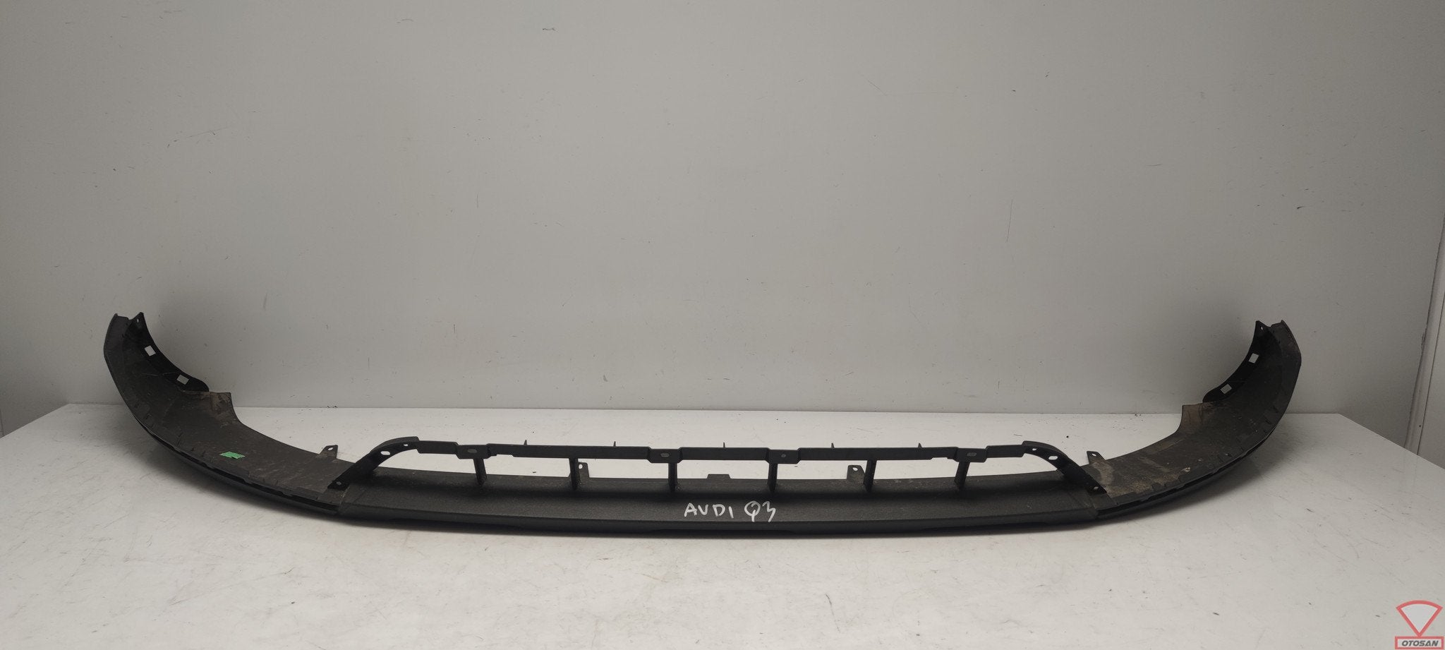 Audi Q3 8U Onderlip voorbumper 2011-2015 8U0807061, Auto-onderdelen, Gebruikt, Voor, AUDI AG, Auto-Union-Strasse 1
85045  Ingolstadt, DE