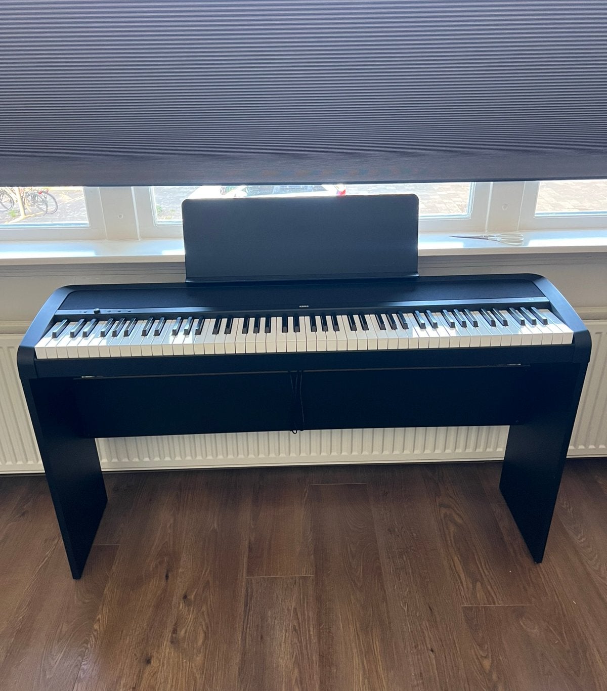 Korg B2 digitale piano–88 gewogen toetsen + standaard&pedaal, Ophalen, Zo goed als nieuw, Zwart