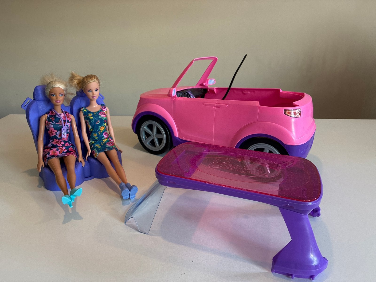 Barbie auto met podium en twee Barbiepoppen, Ophalen of Verzenden, Gebruikt, Barbie
