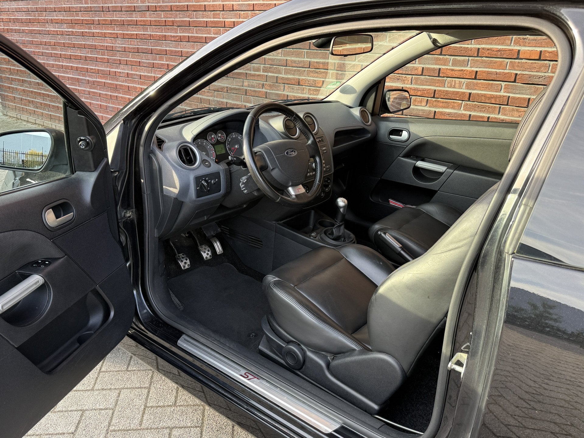 Foto 3 van Ford Fiesta 2.0-16V ST eerste eigenaar orig. Ned. (bj 2006)