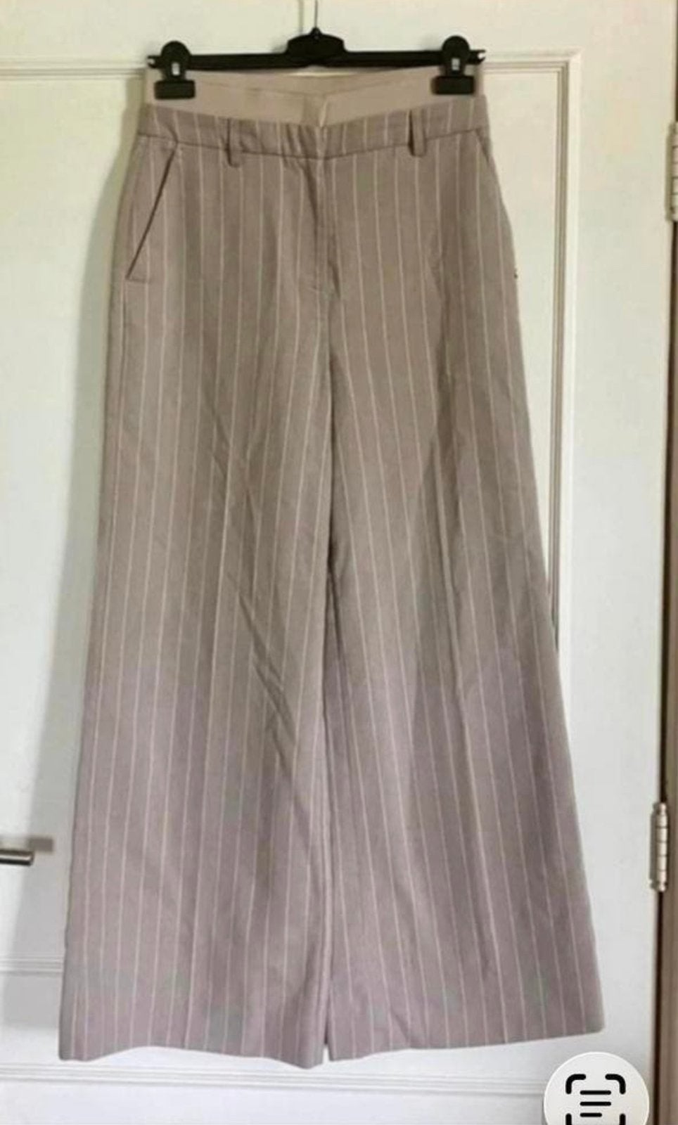 Warm Grey JoshV, Josh V Wide Leg Pindtripe broek in M, Maat 38/40 (M), Verzenden, Beige, Zo goed als nieuw