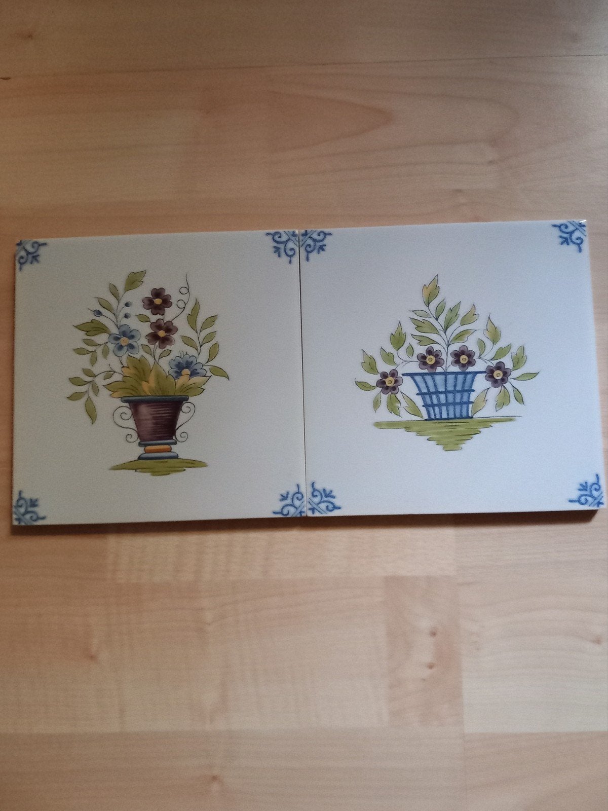 Westraven Utrecht 2 tegels met bloemenmotief, Antiek en Kunst, Antiek | Wandborden en Tegels, Ophalen of Verzenden
