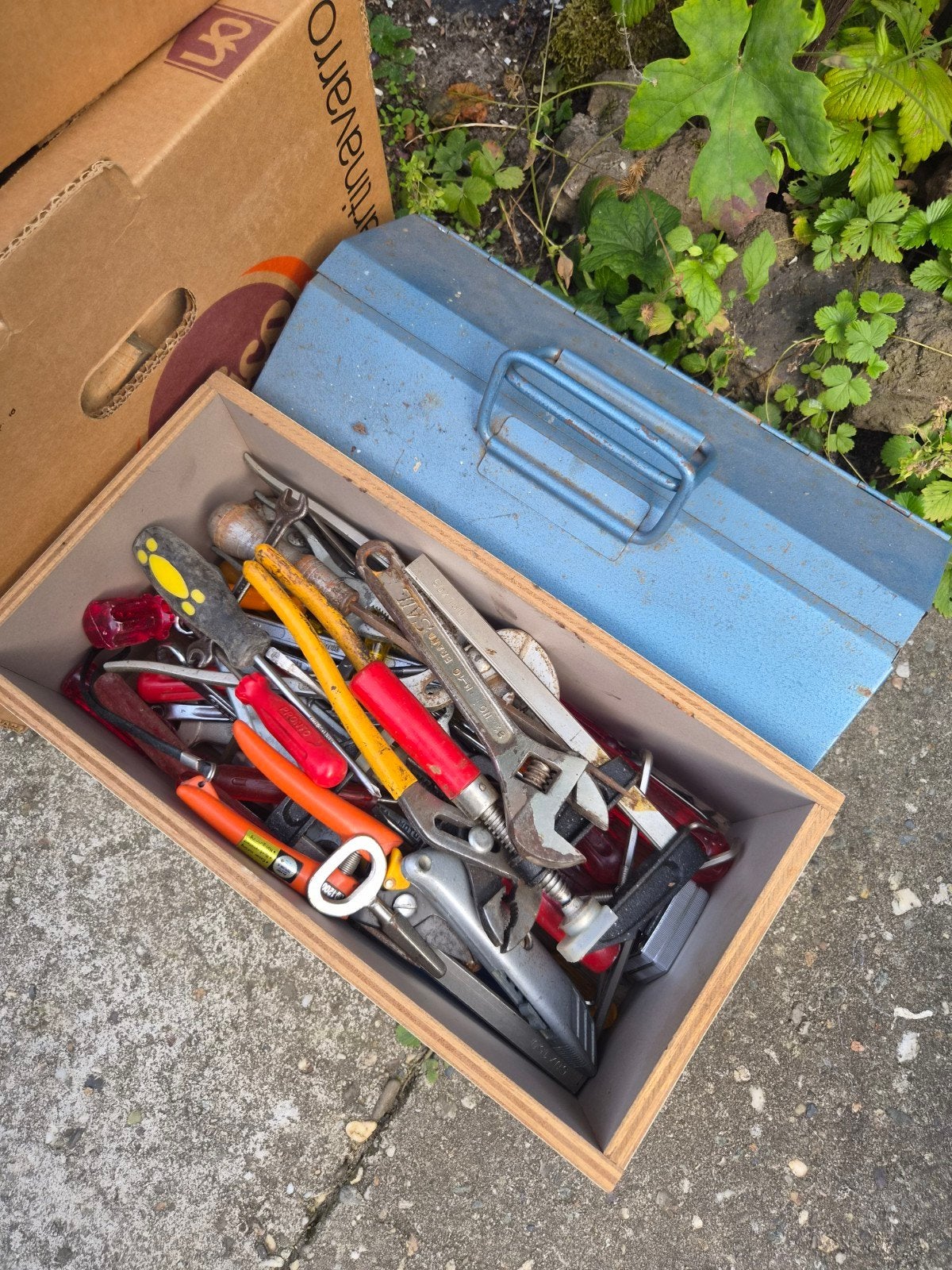 Doos met verschillend gereedschap en gereedschapskist, Doe-het-zelf en Verbouw, Ophalen, Gebruikt, Gereedschapsset, Overige merken
