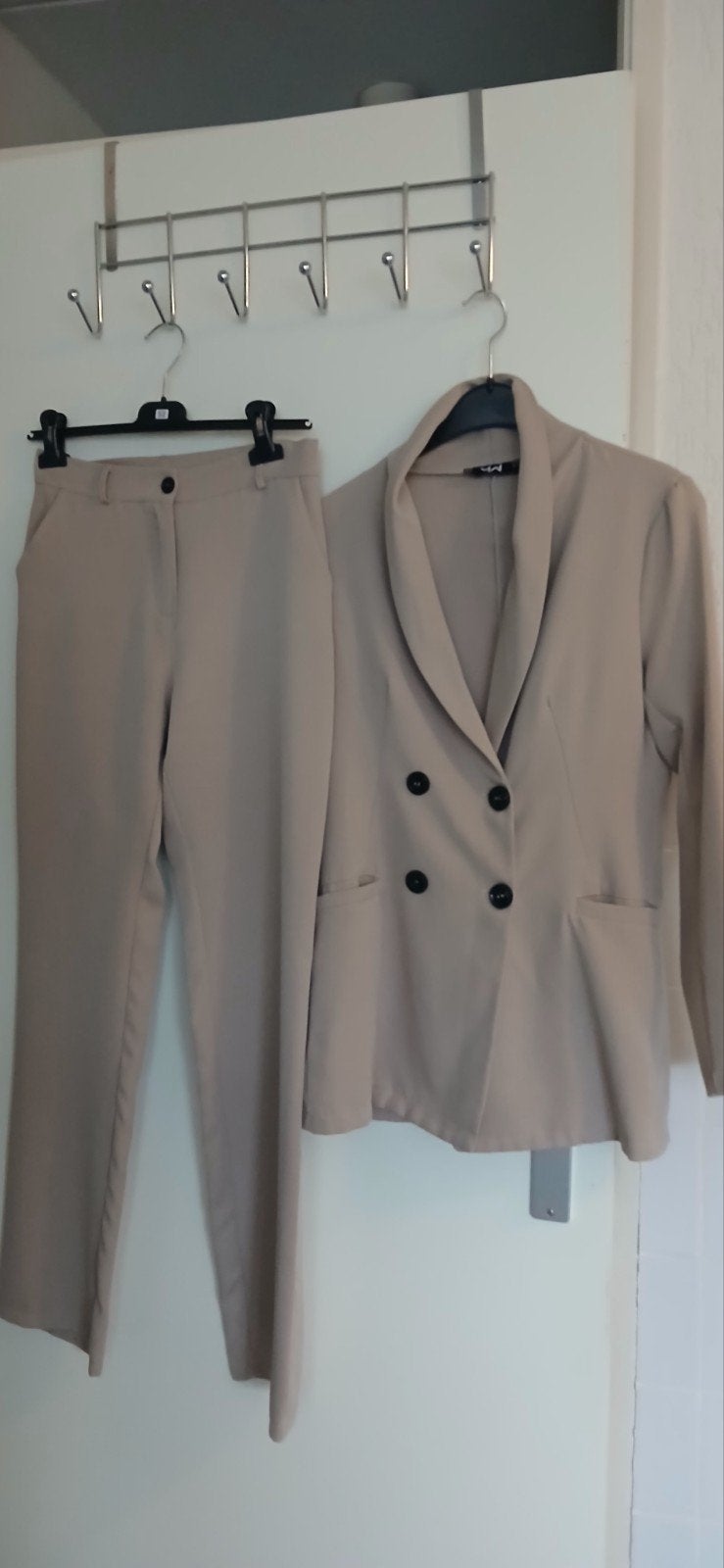 broekpak licht beige mt 36 38, Kostuum of Pak, Verzenden, Beige, Zo goed als nieuw