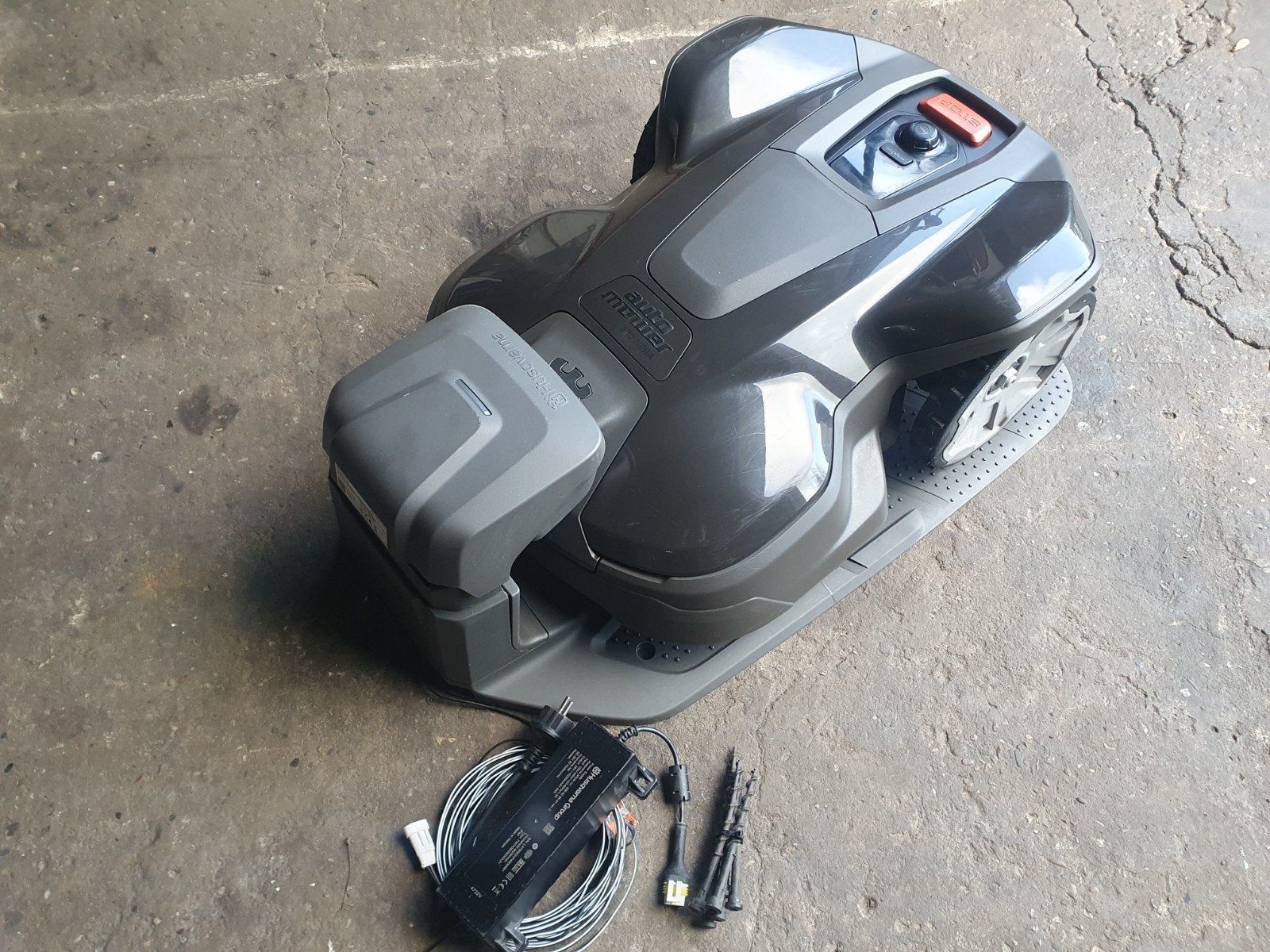 Husqvarna Automower 320 NERA Robotmaaier - Nette Staat, Ophalen, Zo goed als nieuw, Meer dan 25 cm, Husqvarna
