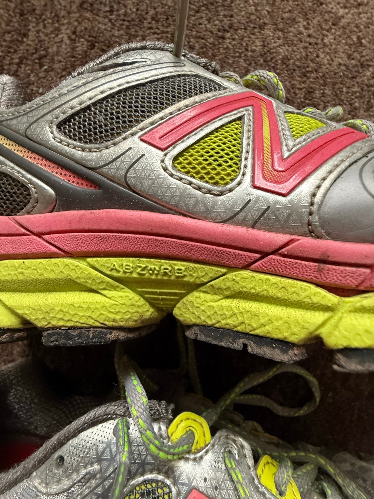 New Balance hardloopschoenen - Grijs/Roze/Geel, Ophalen of Verzenden, Gedragen, Grijs, Sportschoenen